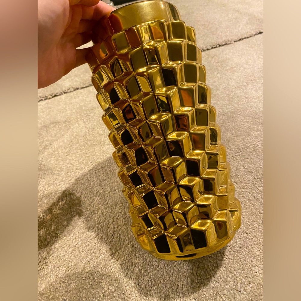 Gold vase! - Picture 3 of 4